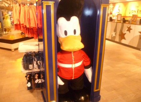 Le hall disney à Harrod's (et notre ami Donald)