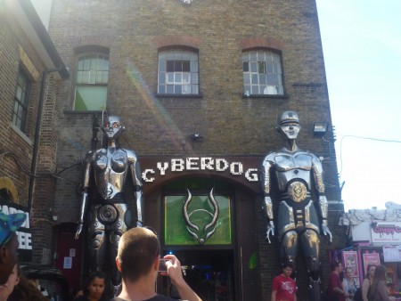 Le Cyberdog.. Je vous laisse aller découvrir ce magasin chelou..