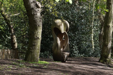 Holland Park : chaises sculptés dans des arbres!