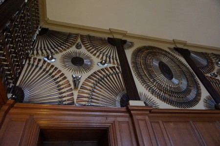 Des fusils aux murs, oui oui