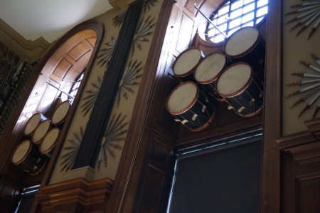 Des tambours aux murs, oui oui